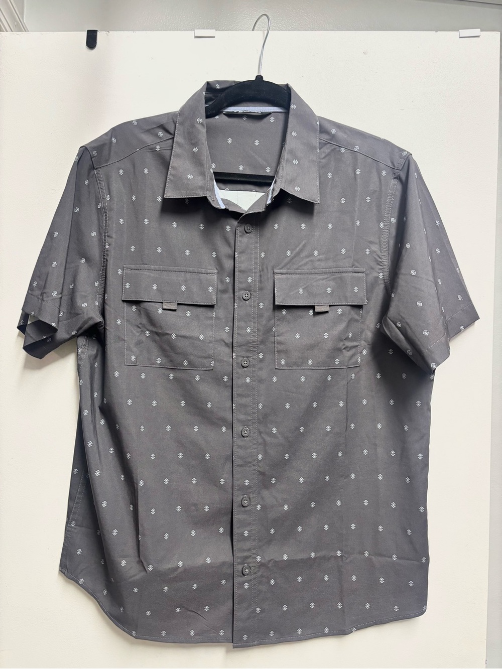 Voyager Men's Short Sleeve Button-Up Shirt in Charcoal Grey size Large